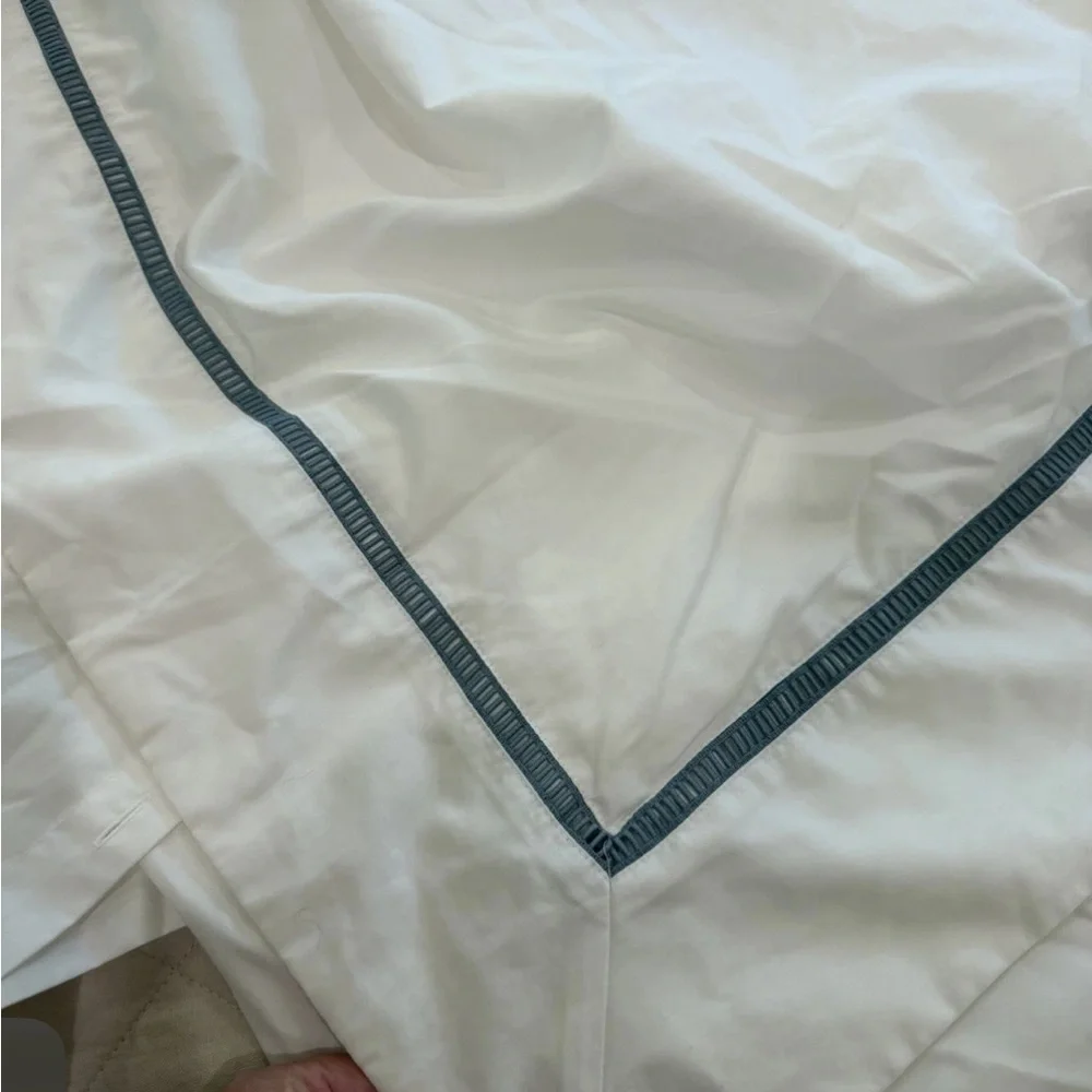 Garnet Hill King Embroidered Wrinkle Resistant Sateen Duvet Cover White Blue
